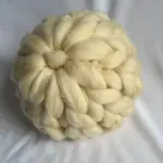 Cojín de lana con nudo