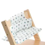 Cojín de madera para trona de bebé con estrellas