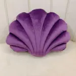 Cojín con forma de concha violeta