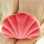 Cojín con forma de concha rosa